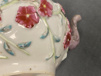 Une paire de th&eacute;i&egrave;res en porcelaine de Chine famille rose &agrave; d&eacute;cor floral en relief, Yongzheng